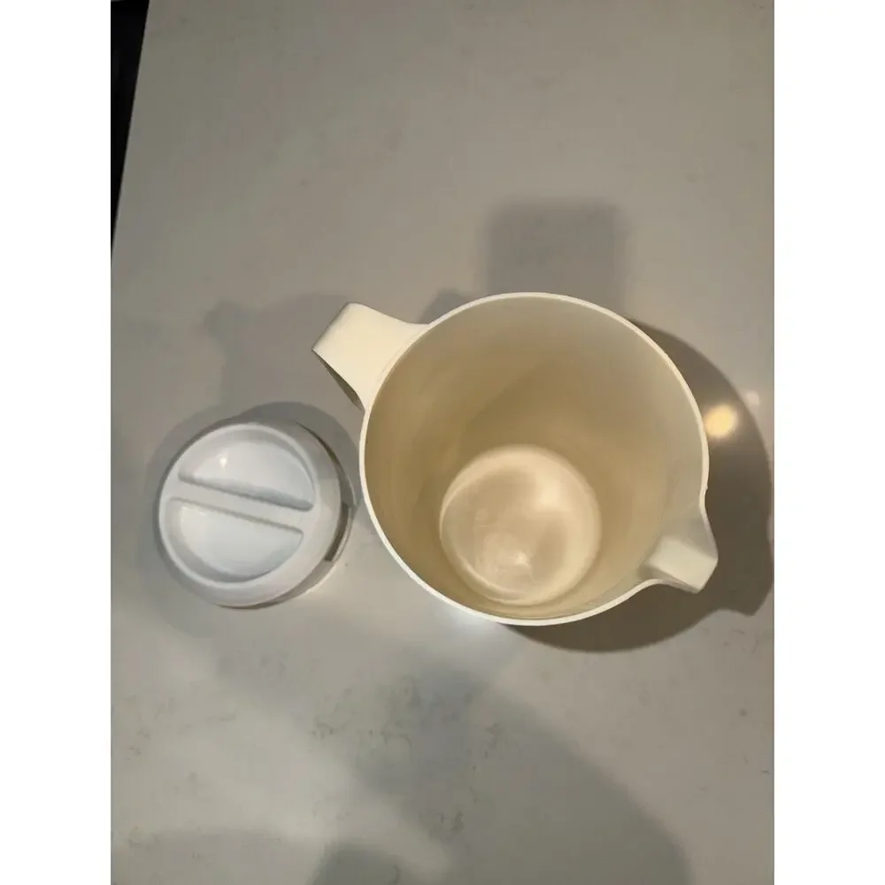 Vintage Rubbermaid #2445 Cream 2 1/4 Quart Pitcher w/ Slotted White Lid